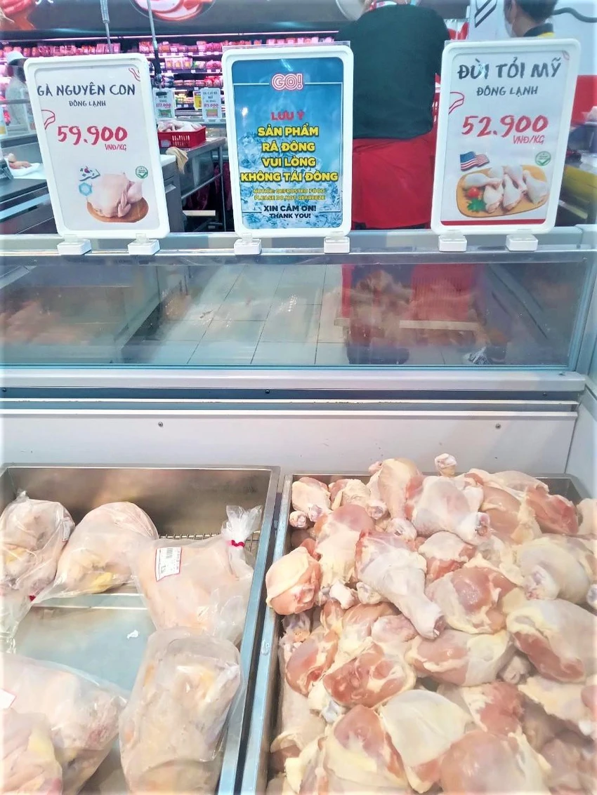 Thịt gà đông lạnh nguyên con được bán tại siêu thị. Thịt gà đông lạnh nguyên con được bán tại siêu thị.