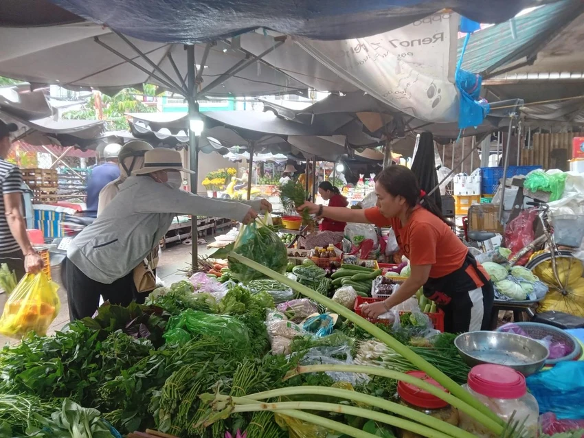 Xăng dầu tăng, giá hàng hóa tăng khiến chi tiêu người lao động khó khăn. Ảnh: TÚ UYÊN Xăng dầu tăng, giá hàng hóa tăng khiến chi tiêu người lao động khó khăn. Ảnh: TÚ UYÊN