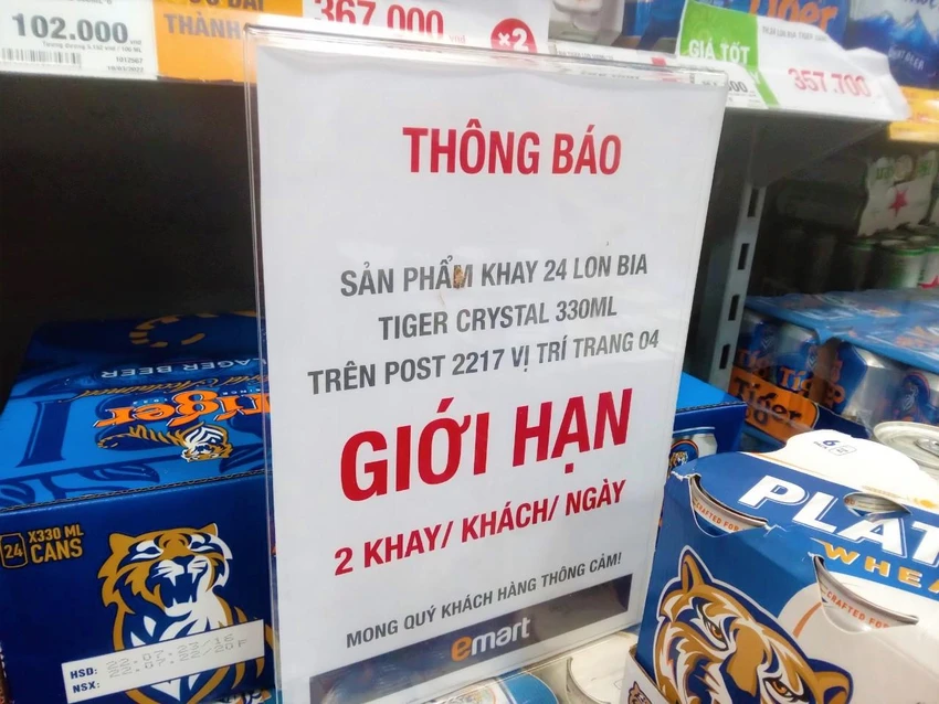 Khách hàng cũng chỉ mua được hai khay bia/ngày. ẢNH: TÚ UYÊN Khách hàng cũng chỉ mua được hai khay bia/ngày. ẢNH: TÚ UYÊN