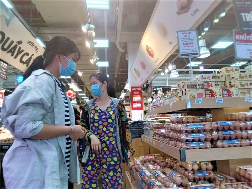 Siêu thị giới hạn mỗi khách mua 1 giỏ trứng gà ta/ngày. ẢNH: TÚ UYÊN Siêu thị giới hạn mỗi khách mua 1 giỏ trứng gà ta/ngày. ẢNH: TÚ UYÊN