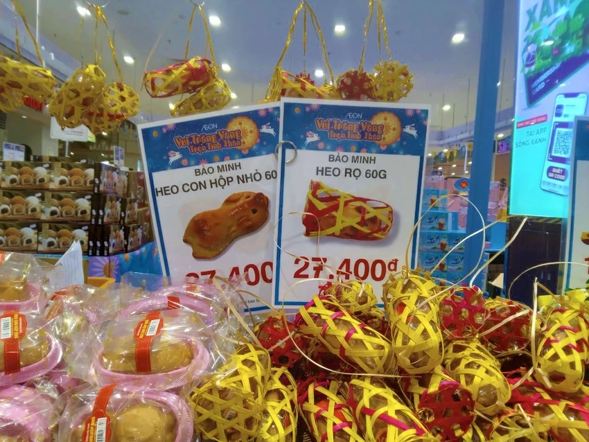 Bánh trung thu hình các con heo, cá...được bày bán ở siêu thị Bánh trung thu hình các con heo, cá...được bày bán ở siêu thị