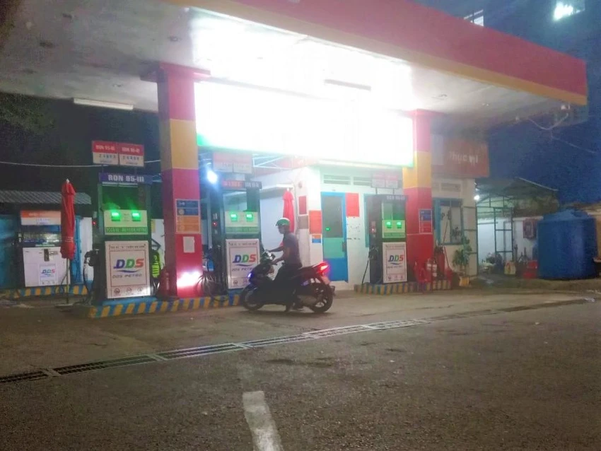 Tại một cửa hàng xăng ở quận Gò Vấp, khách hàng vừa ghé vào lại vội quay đi. Tại một cửa hàng xăng ở quận Gò Vấp, khách hàng vừa ghé vào lại vội quay đi.