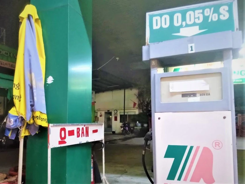 Một cửa hàng xăng dầu quận Gò Vấp có bảng thông báo "0-bán" Một cửa hàng xăng dầu quận Gò Vấp có bảng thông báo "0-bán"