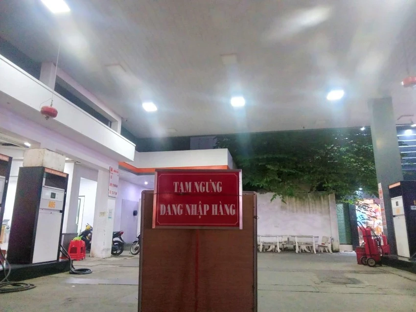 Chưa đến 21 giờ nhưng cửa hàng xăng dầu ở quận Tân Phú hết xăng và để bảng thông báo tạm ngưng đang nhập hàng. Chưa đến 21 giờ nhưng cửa hàng xăng dầu ở quận Tân Phú hết xăng và để bảng thông báo tạm ngưng đang nhập hàng.