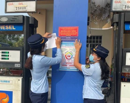 Lực lượng QLTT tỉnh An Giang thông tin về đường dây nóng tại các cửa hàng xăng dầu. ẢNH: Cục QLTT tỉnh An Giang. Lực lượng QLTT tỉnh An Giang thông tin về đường dây nóng tại các cửa hàng xăng dầu. ẢNH: Cục QLTT tỉnh An Giang.