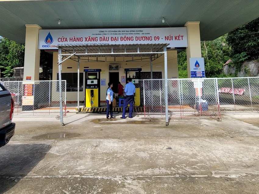 Lực lượng QLTT tỉnh An Giang kiểm tra các cửa hàng xăng dầu trên địa bàn. ẢNH: N.H