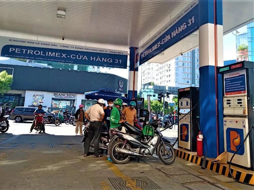 TP.HCM đảm bảo nguồn cung xăng dầu cho người dân Thành phố. ẢNH : TÚ UYÊN TP.HCM đảm bảo nguồn cung xăng dầu cho người dân Thành phố. ẢNH : TÚ UYÊN