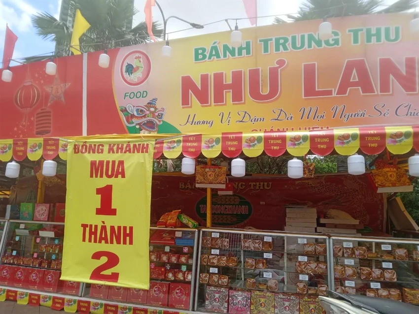 Các cửa hàng thi nhau khuyến mãi để thu hút khách. Các cửa hàng thi nhau khuyến mãi để thu hút khách.