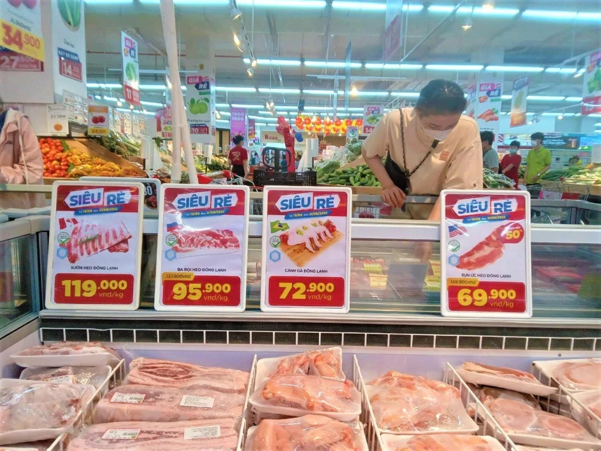 Thịt heo đông lạnh bày bán ở siêu thị. ẢNH: TÚ UYÊN Thịt heo đông lạnh bày bán ở siêu thị. ẢNH: TÚ UYÊN