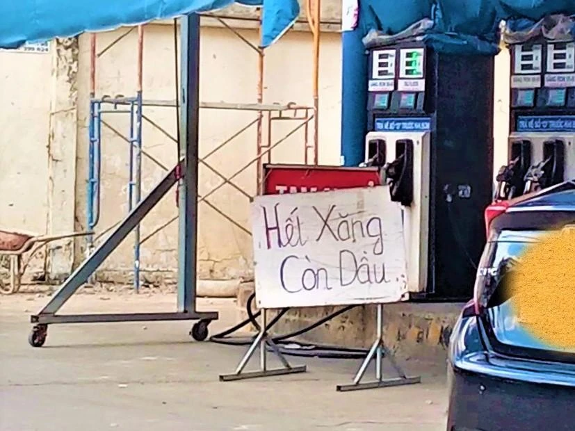 Một cửa hàng thông báo hết xăng chỉ còn dầu. ẢNH: TÚ UYÊN Một cửa hàng thông báo hết xăng chỉ còn dầu. ẢNH: TÚ UYÊN