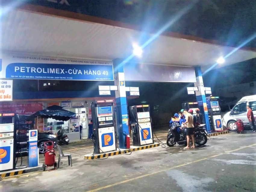 Cửa hàng Petrolimex quận Tân Phú phục vụ người dân trong tối ngày 2-9 Cửa hàng Petrolimex quận Tân Phú phục vụ người dân trong tối ngày 2-9