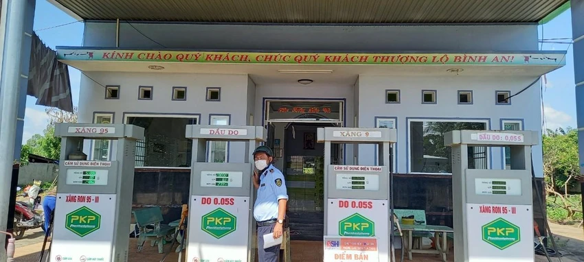 Đội QLTT giám sát hoạt động kinh doanh xăng dầu trên địa bàn tỉnh An Giang ngày 2-9. ẢNH: Cục QLTT tỉnh An Giang Đội QLTT giám sát hoạt động kinh doanh xăng dầu trên địa bàn tỉnh An Giang ngày 2-9. ẢNH: Cục QLTT tỉnh An Giang
