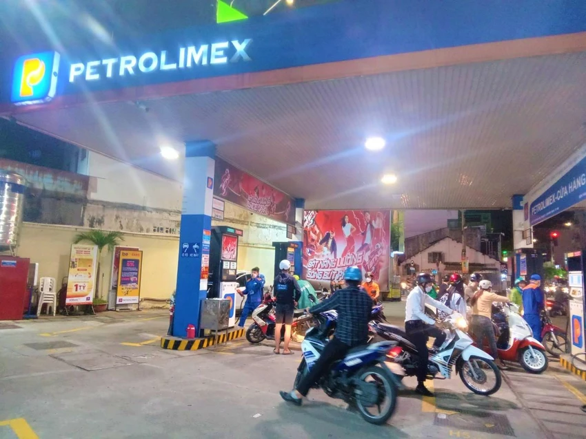 Cửa hàng xăng dầu Petrolimex phục vụ người dân tối 5-9. Cửa hàng xăng dầu Petrolimex phục vụ người dân tối 5-9.