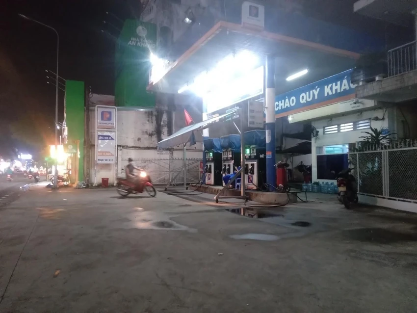 Cửa hàng này có nhân viên trông coi thông báo cho khách biết đã hết xăng tối 5-9. Cửa hàng này có nhân viên trông coi thông báo cho khách biết đã hết xăng tối 5-9.