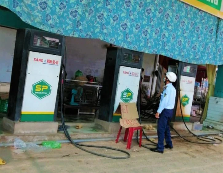 Các cửa hàng xăng dầu tỉnh An Giang vẫn gặp khó do không mua được hàng từ đầu mối. Các cửa hàng xăng dầu tỉnh An Giang vẫn gặp khó do không mua được hàng từ đầu mối.