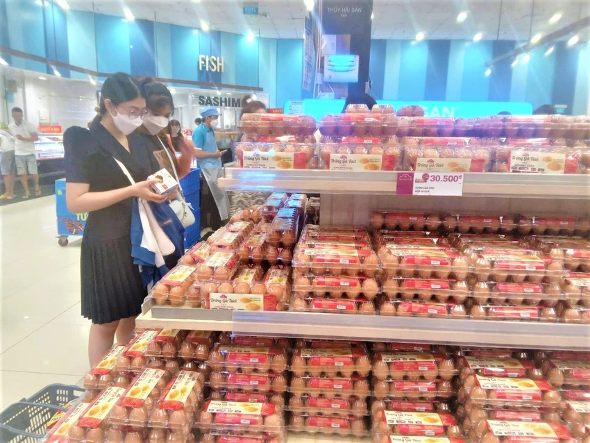 Khách hàng quan tâm trứng bắc thảo trên kệ hàng trứng gia cầm tối ngày 8-9. Ảnh: TÚ UYÊN