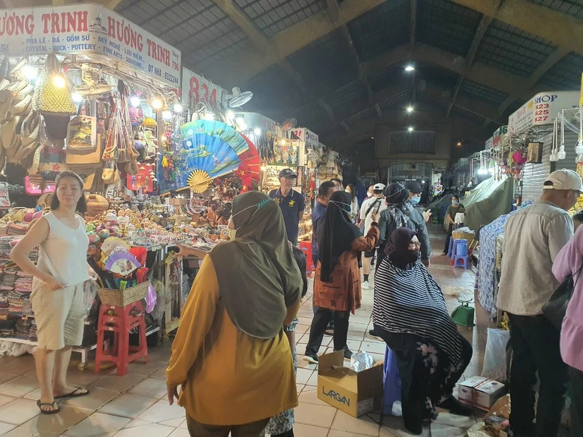 Chợ đêm Bến Thành ngày càng thu hút nhiều du khách đến tham quan mua sắm. Chợ đêm Bến Thành ngày càng thu hút nhiều du khách đến tham quan mua sắm.