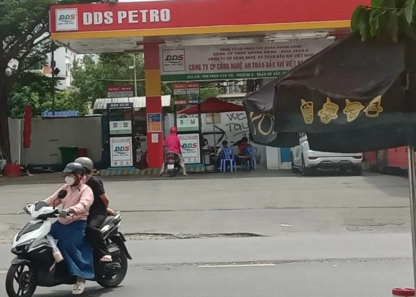Một cửa hàng xăng dầu quận Gò Vấp ngừng bán hàng cho người dân trưa 12-9 Một cửa hàng xăng dầu quận Gò Vấp ngừng bán hàng cho người dân trưa 12-9