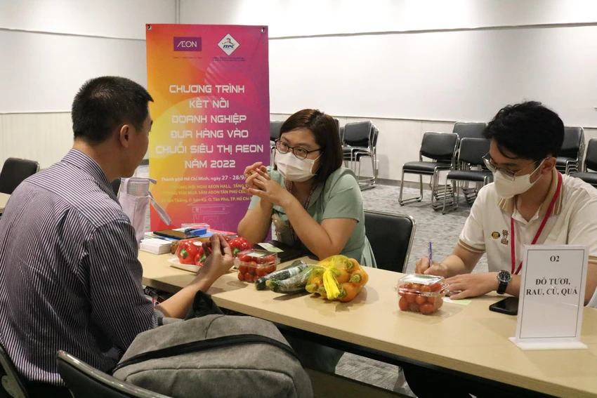 Doanh nghiệp tham gia kết nối đưa hàng vào siêu thị. Ảnh: TÚ UYÊN
