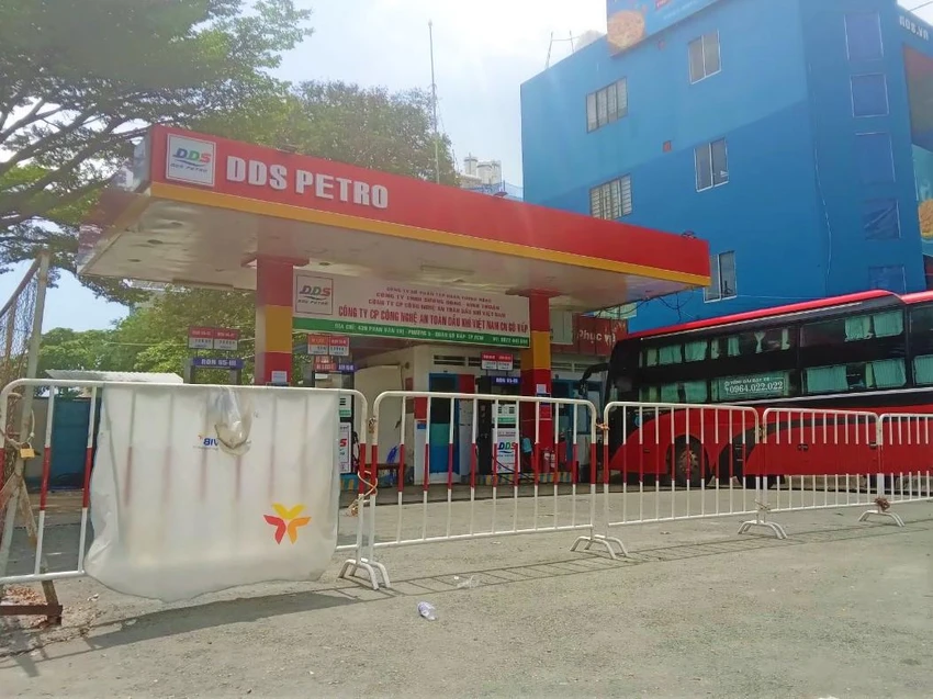 Cửa hàng xăng dầu chi nhánh Gò Vấp dựng rào chắn ngừng bán hàng vào đầu giờ chiều ngày 2-10. Ảnh: TÚ UYÊN Cửa hàng xăng dầu chi nhánh Gò Vấp dựng rào chắn ngừng bán hàng vào đầu giờ chiều ngày 2-10. Ảnh: TÚ UYÊN