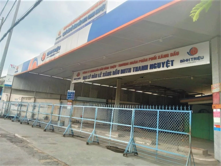 Ngày 2-10 đại lý bán lẻ xăng dầu Thanh Nguyệt đóng cửa, không còn các trụ bơm. Ảnh: TÚ UYÊN Ngày 2-10 đại lý bán lẻ xăng dầu Thanh Nguyệt đóng cửa, không còn các trụ bơm. Ảnh: TÚ UYÊN