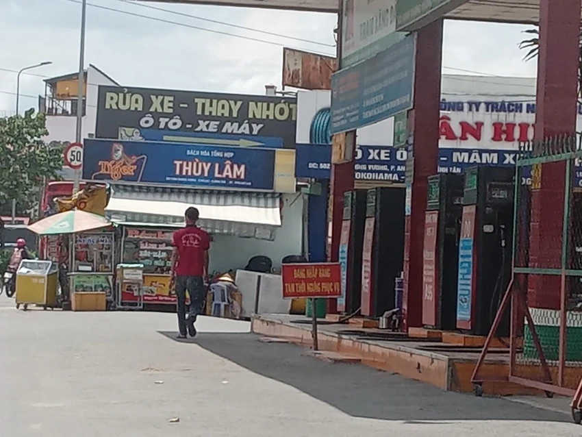 Trưa ngày 5-10, trạm xăng dầu quận Bình Tân để bảng đang nhập hàng tạm ngưng phục vụ. Trưa ngày 5-10, trạm xăng dầu quận Bình Tân để bảng đang nhập hàng tạm ngưng phục vụ.