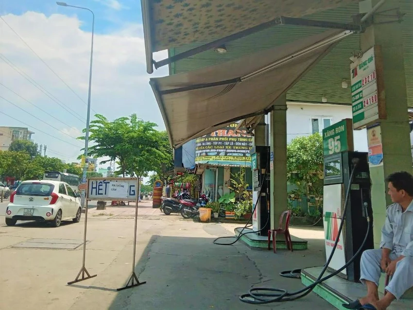 Trưa 13-9, cửa hàng xăng quận Bình Tân thông báo hết xăng. Ảnh: TÚ UYÊN Trưa 13-9, cửa hàng xăng quận Bình Tân thông báo hết xăng. Ảnh: TÚ UYÊN