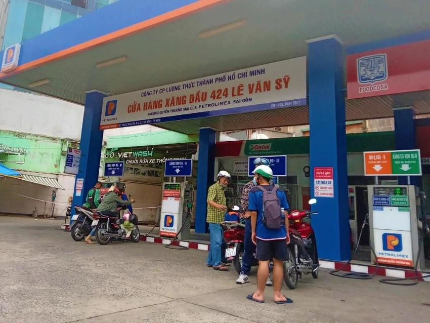 Cửa hàng xăng chỉ bán 50.000 đồng/xe máy. Cửa hàng xăng chỉ bán 50.000 đồng/xe máy.