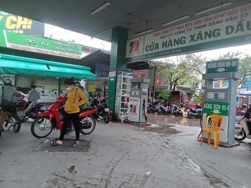 Khoảng 11 giờ 30 cửa hàng xăng quận Gò Vấp không còn xăng để bán cho khách Khoảng 11 giờ 30 cửa hàng xăng quận Gò Vấp không còn xăng để bán cho khách