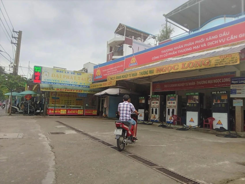 12 giờ 30 cửa hàng xăng trên tỉnh lộ 10, quận Bình Tân khách ghé đến nhưng không mua được xăng