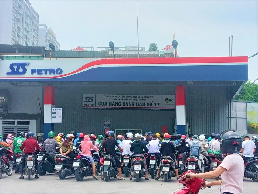 Cửa hàng xăng đường Trường Chinh, quận Tân Bình chật cứng khách chờ đồ xăng vào giờ trưa
