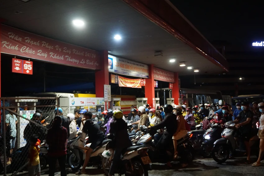 Nhiều khách hàng đợi 30 phút đến một tiếng đồng hồ mới được đổ xăng Nhiều khách hàng đợi 30 phút đến một tiếng đồng hồ mới được đổ xăng
