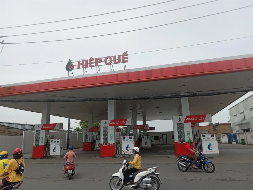 Sáng nay, cửa hàng xăng Hiệp Quế, quận Tân Phú vắng khách do hết xăng