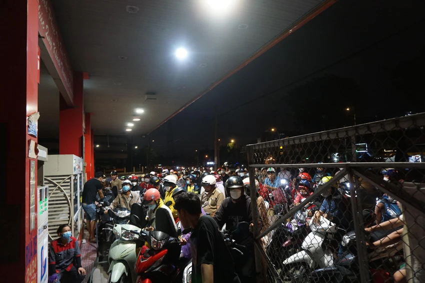 Nhân viên thay phiên nhau phục vụ mà không xuể Nhân viên thay phiên nhau phục vụ mà không xuể