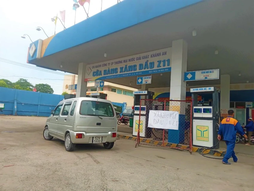Ngay Quốc lộ 1A quận 12, nhiều cửa hàng hết xăng, dầu gây khó cho người dân