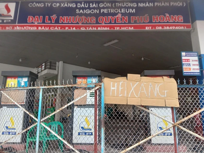 Một cửa hàng báo hết xăng trong sáng ngày 10-10 Một cửa hàng báo hết xăng trong sáng ngày 10-10