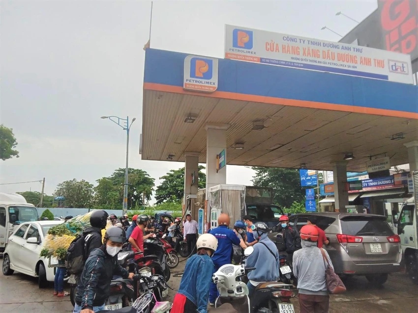 Chủ cửa hàng và toàn bộ nhân viên văn phòng ra đứng bán xăng vì khách quá đông