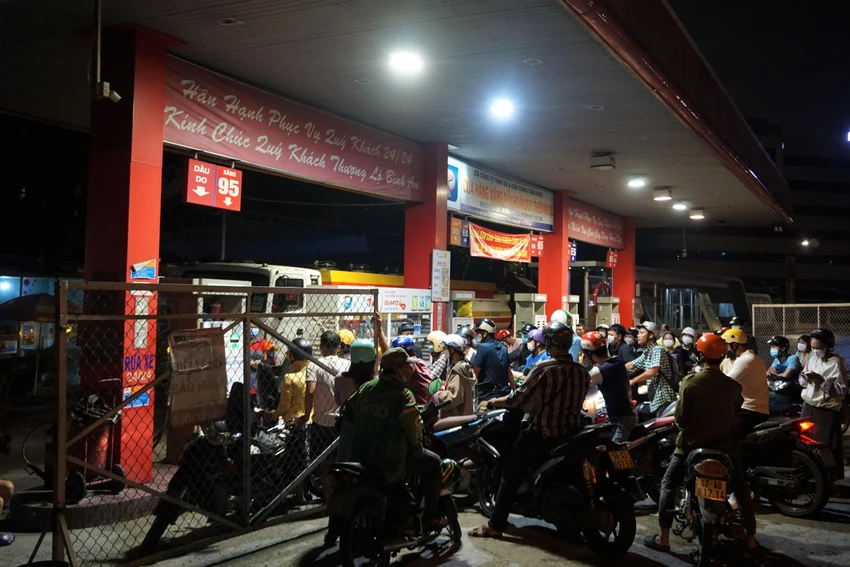 20giờ 50 phút còn nhiều người dân phải chờ đến lượt mình đổ xăng 20giờ 50 phút còn nhiều người dân phải chờ đến lượt mình đổ xăng
