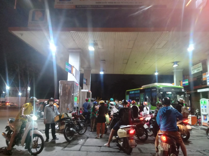 Khoảng 19 giờ 30 tại cửa hàng nhiều xe máy, lẫn xe buýt chờ đổ xăng Khoảng 19 giờ 30 tại cửa hàng nhiều xe máy, lẫn xe buýt chờ đổ xăng