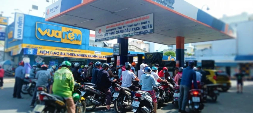 Một cửa hàng xăng ở quận Tân Phú cũng đông khách. Một cửa hàng xăng ở quận Tân Phú cũng đông khách.