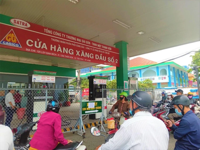 13 giờ 30 phút, 1 số người dân cự cãi vì cho rằng nhân viên không muốn bán nhưng cửa hàng này đang nhập hàng. 13 giờ 30 phút, 1 số người dân cự cãi vì cho rằng nhân viên không muốn bán nhưng cửa hàng này đang nhập hàng.
