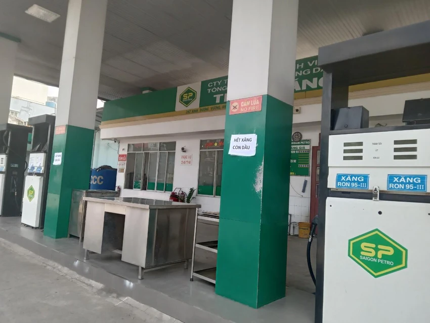 1 trạm xăng thông báo hết xăng đầu giờ chiều ngày 11-10. 1 trạm xăng thông báo hết xăng đầu giờ chiều ngày 11-10.