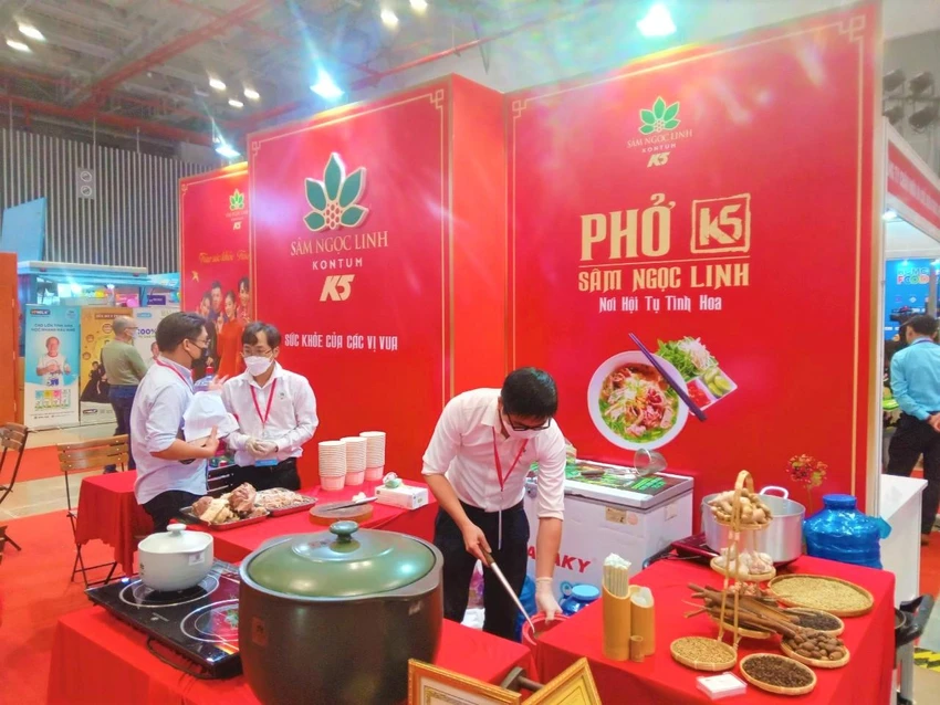 Gian hàng giới thiệu quá trình nấu phở sâm Ngọc Linh trong nồi dưỡng sinh