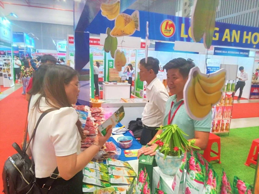 Trái cây sấy Long An thu hút khách tham quan triển lãm