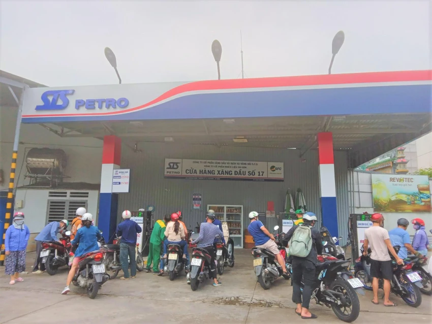 Người dân đổ xăng tại cửa hàng quận Tân Bình ngày 25-10. Ảnh: TÚ UYÊN Người dân đổ xăng tại cửa hàng quận Tân Bình ngày 25-10. Ảnh: TÚ UYÊN