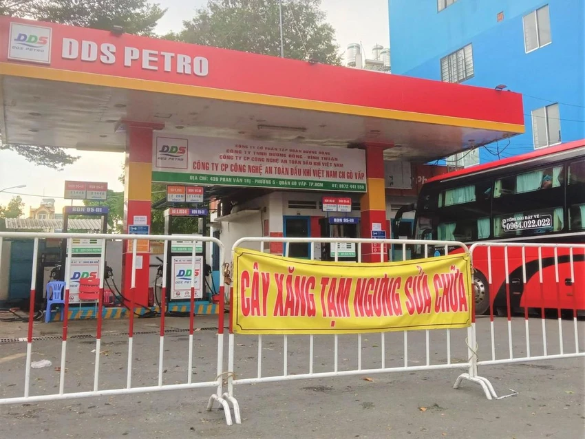 Theo Sở Công Thương TP, tính đến ngày 24-10 cửa hàng xăng dầu này vẫn tạm dừng hoạt động. Ảnh chụp ngày 7-10: TÚ UYÊN Theo Sở Công Thương TP, tính đến ngày 24-10 cửa hàng xăng dầu này vẫn tạm dừng hoạt động. Ảnh chụp ngày 7-10: TÚ UYÊN