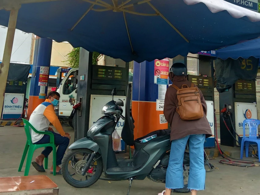 Cửa hàng xăng quận Tân Phú bán 20.000 đồng/xe máy
