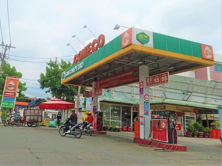 Trưa 27-10, nhiều khách hàng không mua được xăng tại 1 cửa hàng ở quận Gò Vấp. Trưa 27-10, nhiều khách hàng không mua được xăng tại 1 cửa hàng ở quận Gò Vấp.