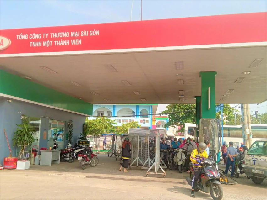 Nhiều cửa hàng hết xăng nên người dân đổ dồn sang những địa điểm còn bán hàng đầy đủ Nhiều cửa hàng hết xăng nên người dân đổ dồn sang những địa điểm còn bán hàng đầy đủ