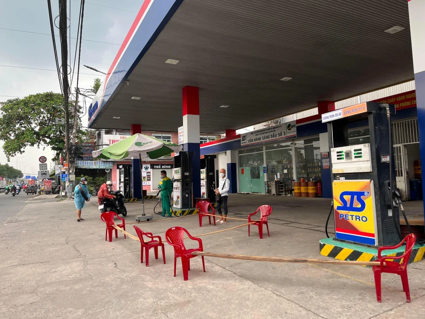 Cửa hàng xăng quận 12 có hướng dẫn khách đến trụ có xăng để đổ